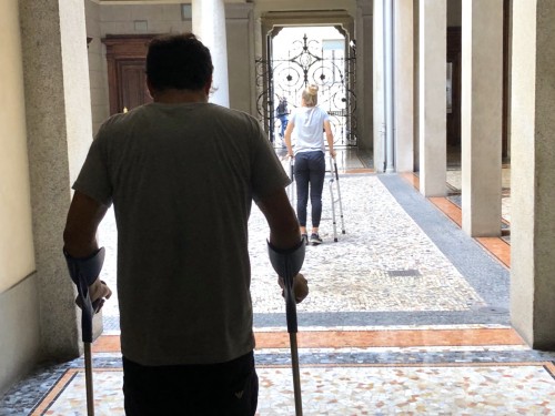 Walking with crutches during legnthening